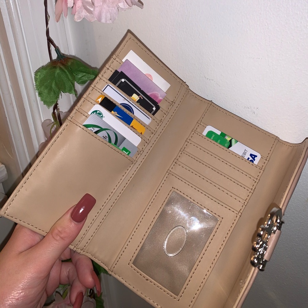 GUESS wallet💕 - Picture 4 of 4